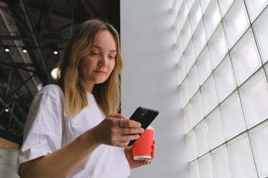 image of a digital nomad using budgeting tools on a smartphone