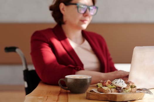 freelancer working in a coffee shop